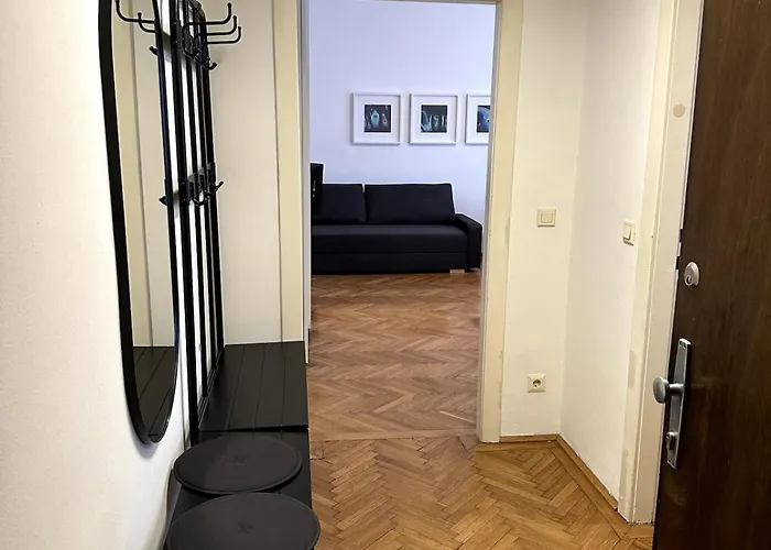 Bright & Modern - Close To Center