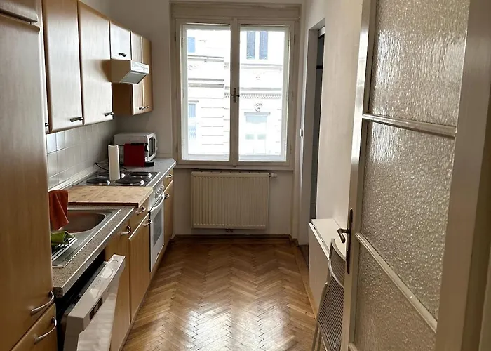 Bright & Modern - Close To Center *