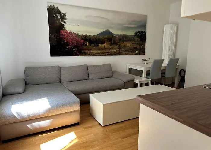 Bright & Modern - Close To Center