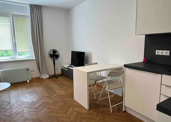 Bright & Modern - Close To Center