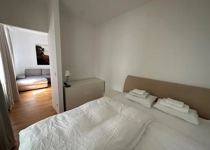 Bright & Modern - Close To Center *