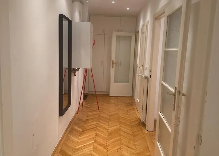 Bright & Modern - Close To Center