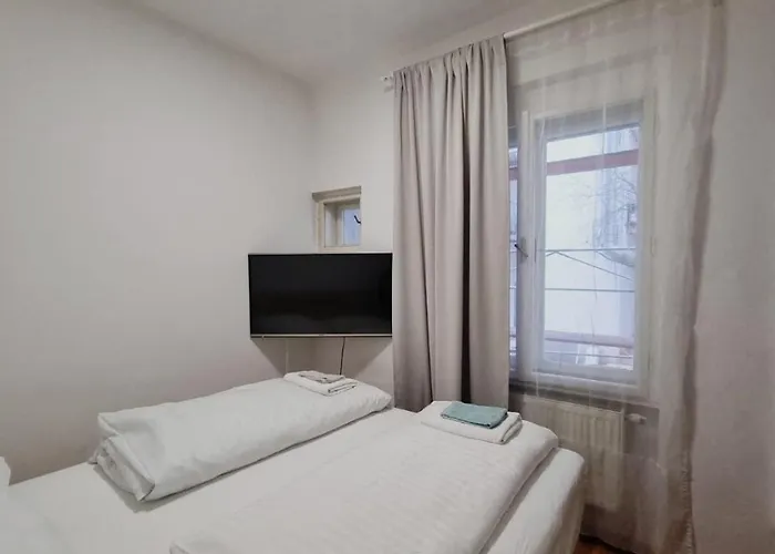 Bright & Modern - Close To Center